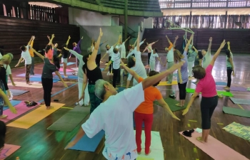 La Embajada organizo hoy una sesion de yoga en la Universidad Central de Venezuela (UCV) en Caracas que conto con una participacion entusiasta. Ademas de las clases regulares gratuitas de yoga en la Embajada, se esta llevando a cabo una divulgacion para promover el yoga en varias universidades.